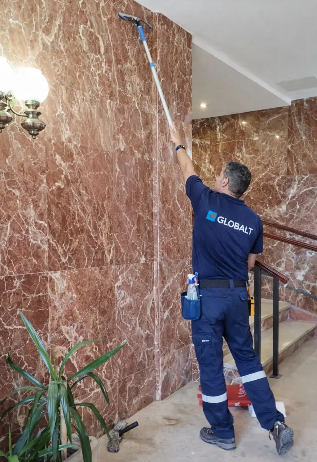 Personal de Globalt realizando limpieza en zonas comunes de comunidad de vecinos en Madrid